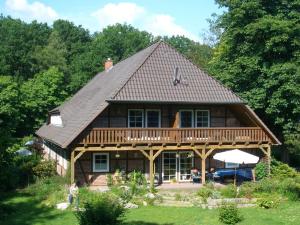 una gran casa de madera con techo de gambrel en Hof Böhmetal, en Schneverdingen