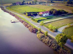 una vista aérea de un río con una casa en Maison d'hôtes MIRADOUR, en Tarnos