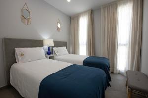 Posteľ alebo postele v izbe v ubytovaní Apartamentos Ribera 19