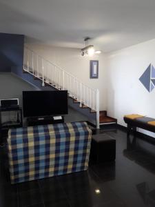 un soggiorno con divano e una scala di Panoramic Ocean View House a Faial