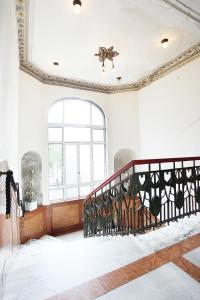 an empty room with a staircase and a ceiling at Green Residence Boutique Lofts & Villa in Offenbach