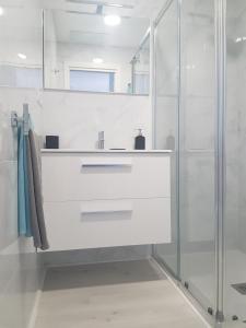 een witte badkamer met een wastafel en een douche bij Barcia 3 in Pontevedra +11 foto's