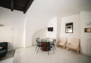 a dining room with a table and chairs at La Casetta di Sotto in Forio d'Ischia