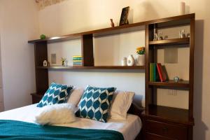 Schlafzimmer mit Bücherregal und Bett in der Unterkunft Tenuta Ulivi in Putignano