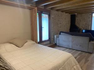 A bed or beds in a room at Loft Cal Pedrals
