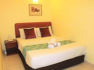 1 dormitorio con 1 cama con 2 toallas en Sun Inns Kelana Jaya, en Petaling Jaya