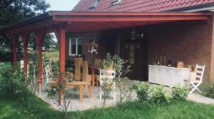 um pavilhão com uma mesa e cadeiras num quintal em Higgen Adamla em Stedesdorf