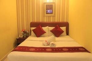 a bedroom with a large bed with red and white pillows at Sun Inns Kelana Jaya in Petaling Jaya +19 photos