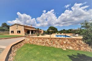 a house with a stone wall and a swimming pool at CAS BORRASSOS- Finca con piscina privada y Vistas Despejadas in Palma de Mallorca