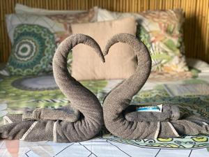 dwa ręczniki w kształcie serc siedzących na łóżku w obiekcie Amsterdam Barangay w Amsterdamie