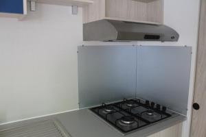 Una cocina o zona de cocina en Camping La Fundicion