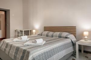 ein Schlafzimmer mit einem großen Bett mit Handtüchern darauf in der Unterkunft Vatican Welc-Home in Rom