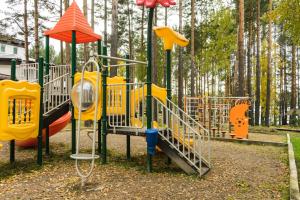 einen Park mit Spielplatz mit Rutsche in der Unterkunft Park Hotel Burduguz in Burduguz