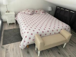 ein Schlafzimmer mit einem Bett und einem Stuhl in der Unterkunft le Cabanon de LEA in Tavel