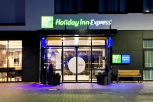 un devant de magasin avec un panneau indiquant l'auberge de vacances express dans l'établissement Holiday Inn Express - Recklinghausen, à Recklinghausen
