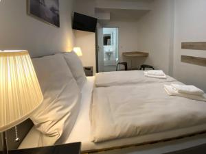 Säng eller sängar i ett rum på Sleep In Hamburg Kajüten