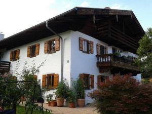 ein weißes Haus mit Fenstern und einem Balkon in der Unterkunft Haus Perlgut - Maraun Alessia in Rottau