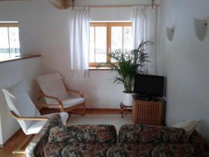 a living room with a couch and a tv at Haus Perlgut - Maraun Alessia in Rottau