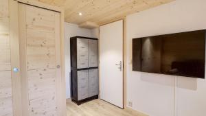 TV a/nebo společenská místnost v ubytování Joli APPARTEMENT DANS CHALET AVEC TERRASSE - SAINT JEAN D'AULPS - PROCHE MORZINE - 6 PERSONNES - LILOU