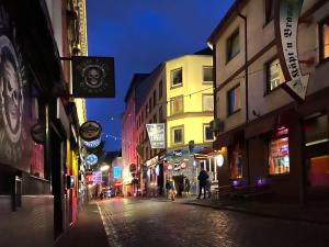 a city street at night with people walking down the street at Sleep In Hamburg Kajüten in Hamburg