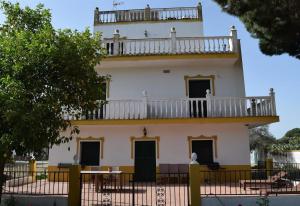 een gebouw met een toren en een balkon bij Villa Los Pinos in Marchena