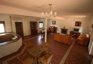 een woonkamer met een bank en een tafel bij Villa Los Pinos in Marchena