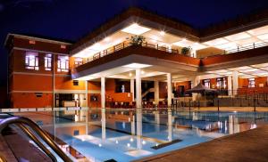 Olde Bangalore Resort and Wellness Center tesisinde veya buraya yakın yüzme havuzu