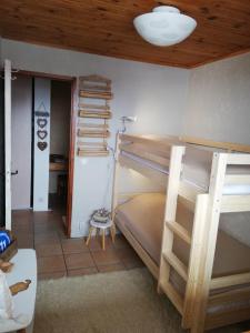 Divstāvu gulta vai divstāvu gultas numurā naktsmītnē Appartement La Croix Saint Jean Valberg