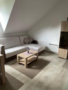 un soggiorno con un divano e un tavolino da caffè di Kraljevi Konaci -Apartmani Bajka a Kopaonik