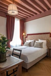 Ein Bett oder Betten in einem Zimmer der Unterkunft Hôtel Fougère