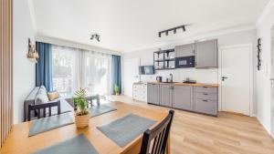 Kuchnia lub aneks kuchenny w obiekcie Apartamenty Sun & Snow Baltic Apartments z basenem