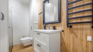 Łazienka w obiekcie Apartamenty Sun & Snow Baltic Apartments z basenem