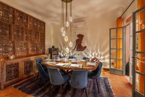 comedor con mesa de madera y sillas azules en Superbe Villa Y - Calme & sureté - Piscine privée & gouvernante, en Marrakech