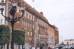 un feu de rue devant un grand bâtiment en briques dans l'établissement Clarion Grand Hotel, à Helsingborg