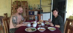twee mensen aan een tafel eten bij Lake Bliss in Dambulla