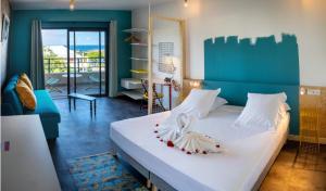 Postel nebo postele na pokoji v ubytování HÔTEL LE TERRE SAINTE