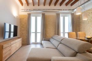 een woonkamer met een bank en een televisie bij Luxury Rental Spain in Alicante