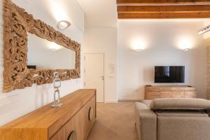 een woonkamer met een grote spiegel en een bank bij Luxury Rental Spain in Alicante +15 foto's
