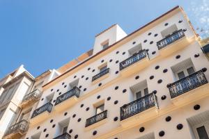 un edificio con muchas ventanas y balcones en Luxury Rental Spain, en Alicante