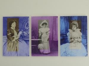 eine Gruppe von vier Bildern von Frauen in Kleidern in der Unterkunft Bed and Breakfast Mittelkärnten in Althofen