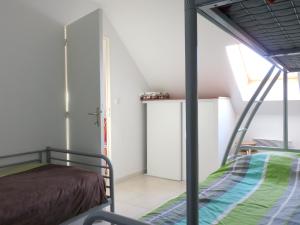 Un dormitorio con una litera en una habitación. en Maison confortable à Ploëzal avec jardin et terrasse, en Ploëzal