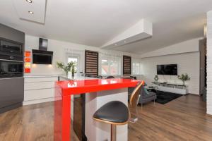 Kuchyňa alebo kuchynka v ubytovaní Nightingale Luxury Apartment