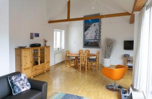 ein Wohnzimmer mit einem Tisch und einem Esszimmer in der Unterkunft Wurmberg in Sicht -Ferienwohnung Schulte in Schierke