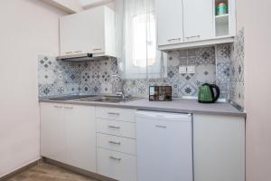 Doukas Apartments Luxury Living tesisinde mutfak veya mini mutfak