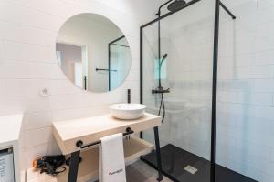 uma casa de banho com um lavatório e um espelho em FLH Viola Market Studios no Funchal