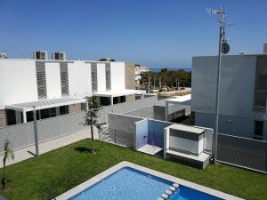 een luchtzicht op een gebouw met een zwembad bij Preciosa casa en Alcossebre in Alcossebre