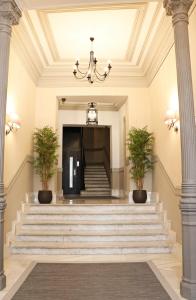 un vestíbulo con escaleras y una lámpara de araña en For You Rentals Puerta del Sol Apartments PRE10B, en Madrid
