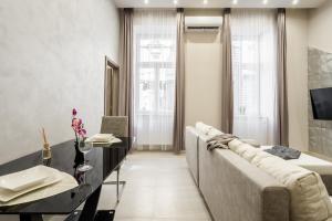 un soggiorno con un divano e un tavolo di Central comfort suite for 6 by Oktogon a Budapest