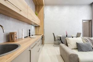 una cucina con divano, lavandino e tavolo di Central comfort suite for 6 by Oktogon a Budapest