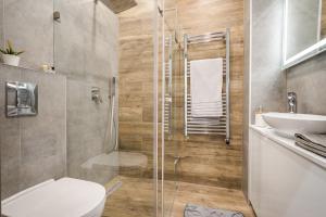 Kupatilo u objektu Central comfort suite for 6 by Oktogon